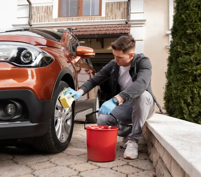 Lavage auto à domicile Poleymieux-au-Mont-d'Or : professionnel intervenant sur un véhicule